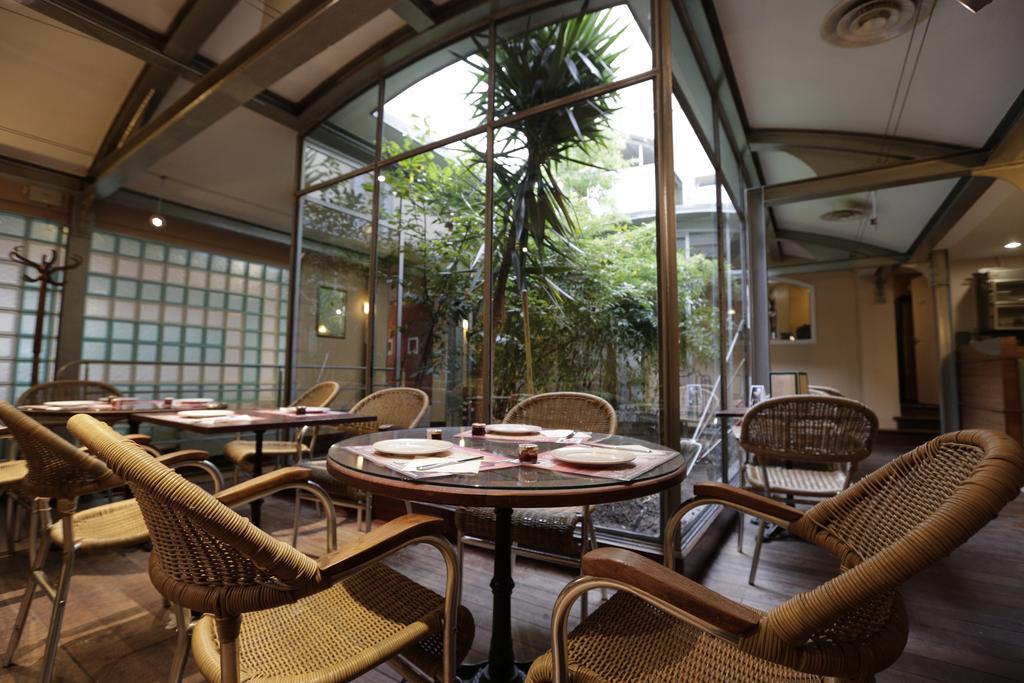 Au Petit Caporal Hotel